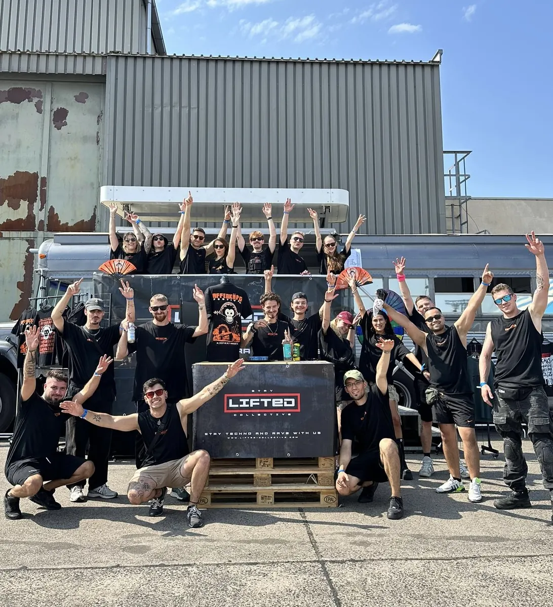 Die STAY LIFTED Crew am Merchstand beim Affenkäfig Festival